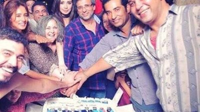 خالد يوسف ينشر صورة تجمعه بفريق عمل «كارما»