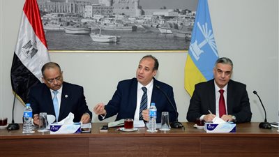 محافظ الإسكندرية يلتقي أعضاء «النواب» ومسئولي الصحة لمناقشة مشكلات القطاع