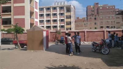 «سيجارة وملابس مخالفة» أمام مجمع مدارس طوخ بالقليوبية (صور)