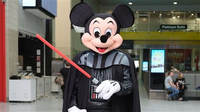 بالصور.. مرتادو مهرجان كوميك كون يبدعون في الملابس التنكرية