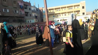 أولياء الأمور يحضرون طابور الصباح برفقة أبنائهم بالمنوفية (صور)