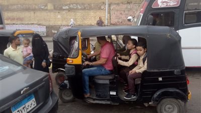 «التوك توك» الوسيلة الأولى لنقل الطلاب إلى مدارس إمبابة (فيديو وصور)
