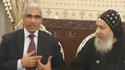 رئيس جامعة جنوب الوادي يزور الأنبا «شاروبيم» للتهنئة بالعيد (صور)