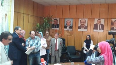 وزير القوى العاملة يمنح ميدالية تميز لفنون شمال القاهرة للكهرباء