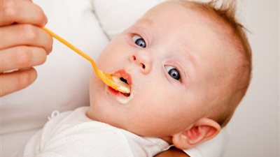 10 أعراض تؤكد إصابة طفلك بارتجاع المريء