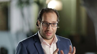 أحمد أمين يفقد صوته وينتظر قرار عملية جراحية في الحنجرة