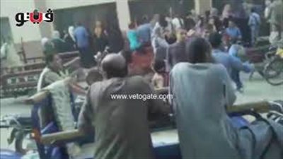 تجمهر أولياء الأمور اعتراضا على قرار تعليم المنيا (فيديو)