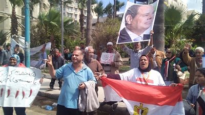 وقفة أمام «القائد إبراهيم» احتفالا بتفوق السيسي على موسى (فيديو)