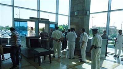 ضبط ١٧ هاربا من تنفيذ أحكام وتحرير ٦٢ مخالفة مرورية بالمطار