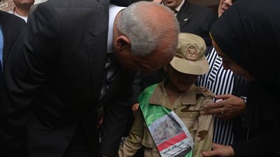 محافظ الجيزة يحتضن ابنة شهيد بمدرسة أحمد شعبان (فيديو)