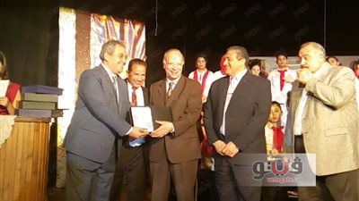 محافظ القاهرة يكرم تجارا تبرعوا بـ450 ألف جنيه لصندوق تحيا مصر