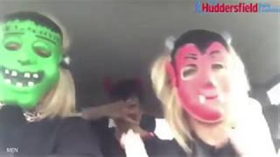 بالفيديو والصور.. امرأة تواجه سرطان الثدي بالغناء مع الغرباء