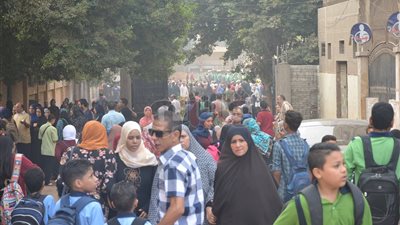 أولياء الأمور يفترشون محيط مدارس الهرم (صور)