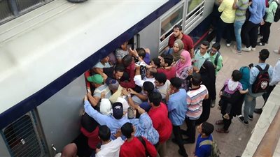 تدافع الطلاب والمواطنين على بوابات المترو بعين شمس (فيديو وصور)