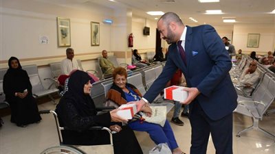 قيادات بنك CIB يقدمون الهدايا لمرضى سرطان شفاء الأورمان بالأقصر (صور)