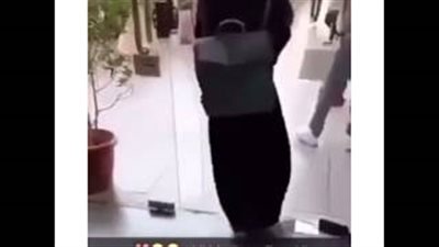 بالفيديو.. رد فعل شاب تعرضت فتاة أمامه لموقف محرج