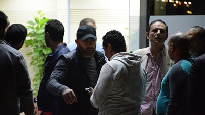 السقا وكريم عبد العزيز يصلان مستشفى 