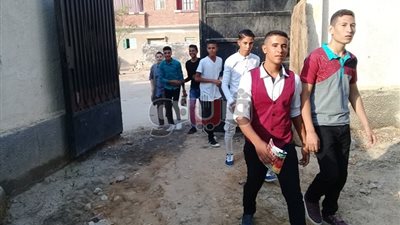 تلاميذ آخر موضة.. طرد طالب بالثانوية بسبب قصة شعره.. طلاب إمبابة يرتدون بناطيل ممزقة.. إزالة مكياج طالبات الجيزة.. مخالفة الزي الموحد في مدارس أسيوط.. واستدعاء أولياء أمور بنات وضعن «كحل» ال