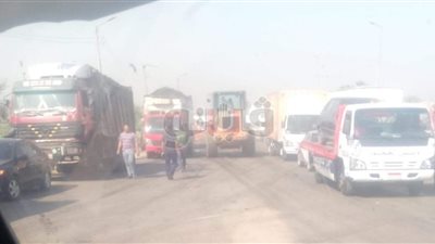 عودة الحركة المرورية لطبيعتها بعد اشتعال سيارة على الطريق الزراعي