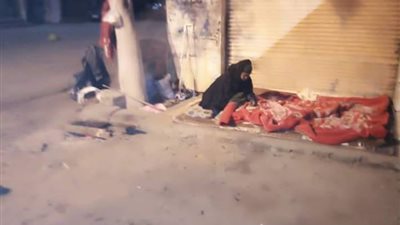 «فاطمة».. عجوز تنتظر مصير «ضحية البرد» في المحلة (فيديو)