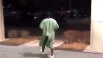 رد فعل مريض سرقت زوجته هاتفه خلال علاجه بالمستشفى (فيديو)