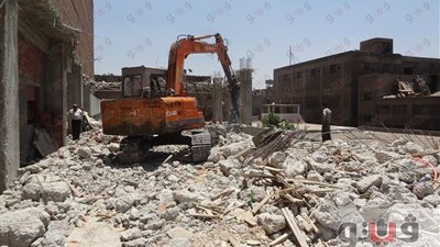 بالصور.. إزالة عقار مخالف بـ«الخليج المصري»