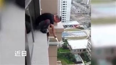 لقطات تحبس الأنفاس لفني تكييف يمارس عمله على ارتفاع شاهق (فيديو)