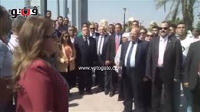 رئيس جامعة حلوان يؤدي تحية العلم (فيديو)