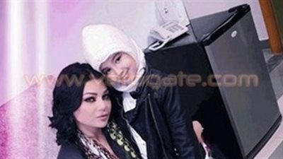 بالصور.. هيفاء وهبي تحتضن ابنتها المحجبة