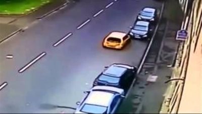 بالفيديو.. سائق يتسبب في تحطم سيارتين ومنزلا