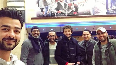 كريم محمود عبد العزيز وهيثم شاكر يشاهدان «اطلعولي بره» بنايل سيتي