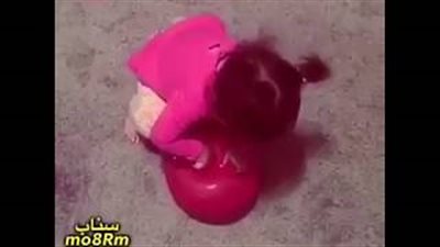 بالفيديو.. «بالونة» تتسبب في سقوط طفلة على وجهها