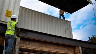 بالصور.. رجل يشيد قصر باستخدام حاويات سفن الشحن