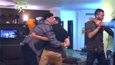 بالفيديو.. عصام كاريكا يفقد أعصابه ويلقن عصابة المشاغب «علقة ساخنة»