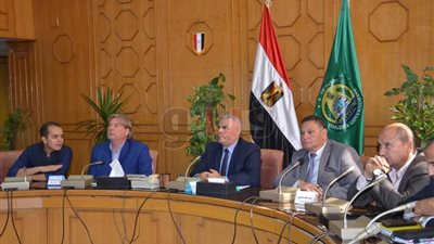 سكرتير محافظة الإسماعيلية يستعرض برامج مشروع إصلاح الإدارة