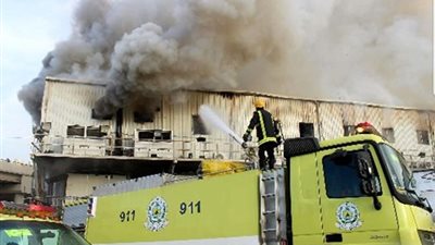 اندلاع حريق بجوار الحرم المكي (صور)