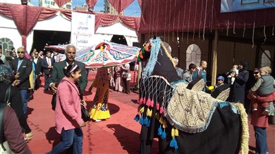 منظمو معرض الكتاب بالإسكندرية يستقبلون وزيرة الثقافة بالتنورة (فيديو)