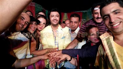 بالصور.. نجوم «سعيد حظوووووه» يحتفلون بـ15 ليلة عرض «كاملة العدد»