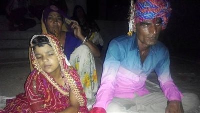 بالصورة.. زواج طفلة 6 سنوات من مسئول هندي عمره 35 عامًا