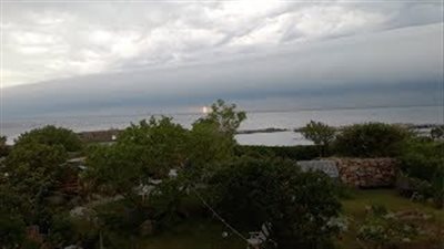 ظاهرة السحاب القوسي تقسم سماء إلى نصفين