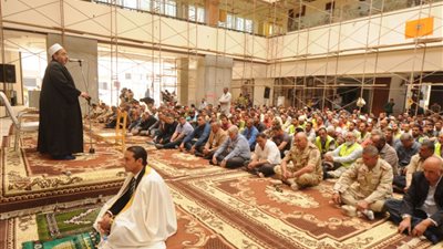 قيادات الهيئة الهندسية والمقاولون العرب يؤدون صلاة الجمعة بالجلالة