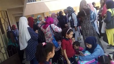 تجمهر أولياء أمور مدرسة الشهيد مدحت طلعت ببنها (صور)