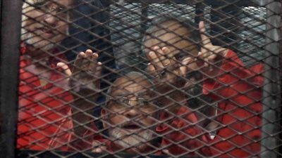 لحظة الحكم بالمؤبد على «بديع» و64 متهما في «أحداث العدوة» (فيديو)