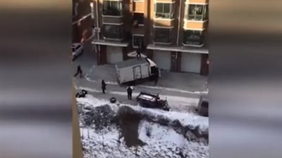 لحظة إنقاذ رضيع سقط من والدته بالخطأ من الطابق الثاني (فيديو)