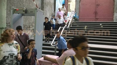 بالصور.. استقبال زوار الكنائس بالبوابات الإلكترونية في أسيوط