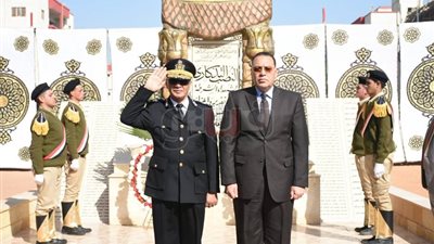 وضع إكليل من الزهور على النصب التذكاري لشهداء الشرطة بالشرقية (صور)