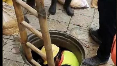 حادث مأساوي لطفلة تسقط في حفرة وتجرفها مياه المجاري