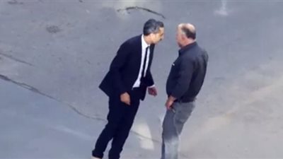 بالفيديو.. رجل يلقن شابا «علقة ساخنة» بسبب مزحة