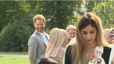 الأمير هاري يسرق «سمبوسة» في مشهد طريف (فيديو)