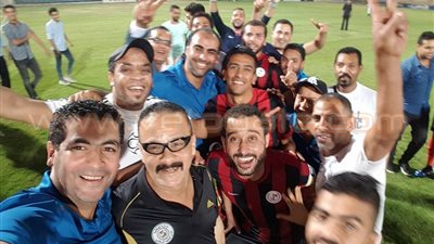 لاعبو «الداخلية» والجهاز الفني يلتقطون «سيلفي» بعد الفوز على «الإنتاج»